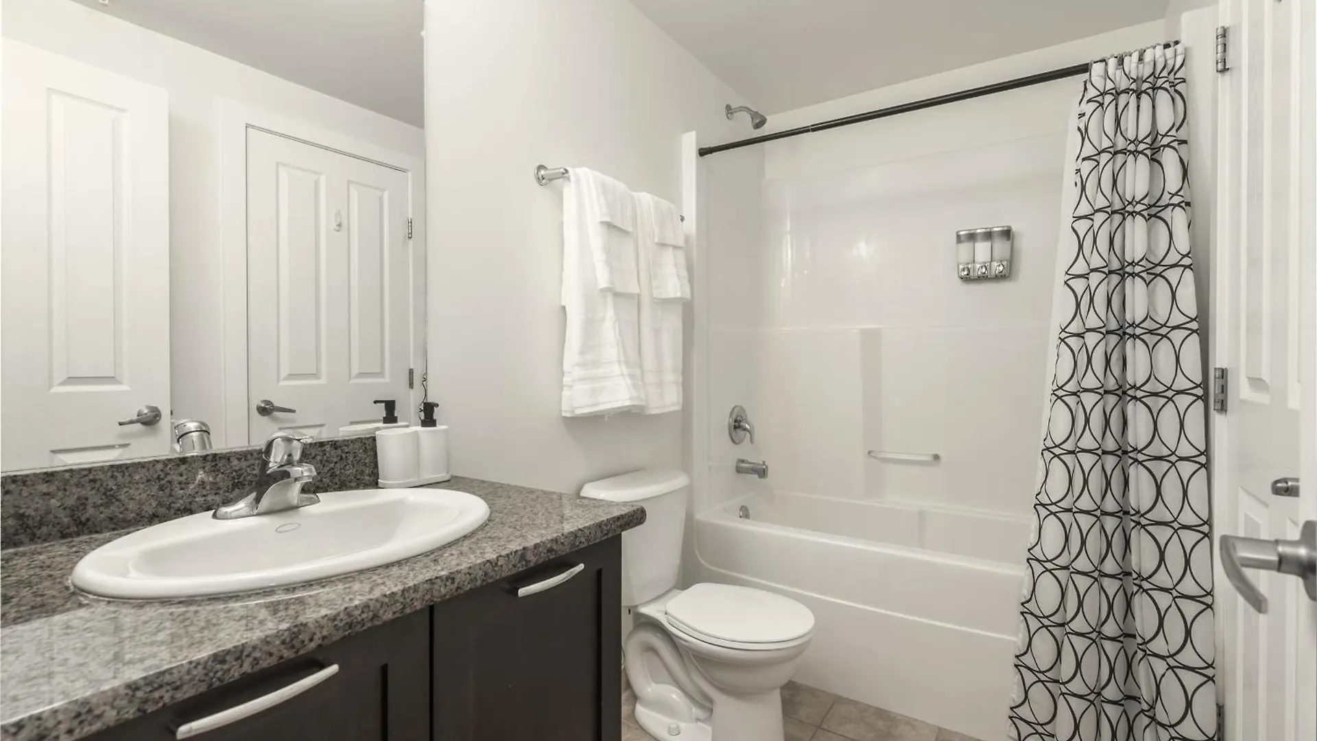 Mountain View-2Br Condo Near U Of C/Ctrain/Mall Calgary Apartment