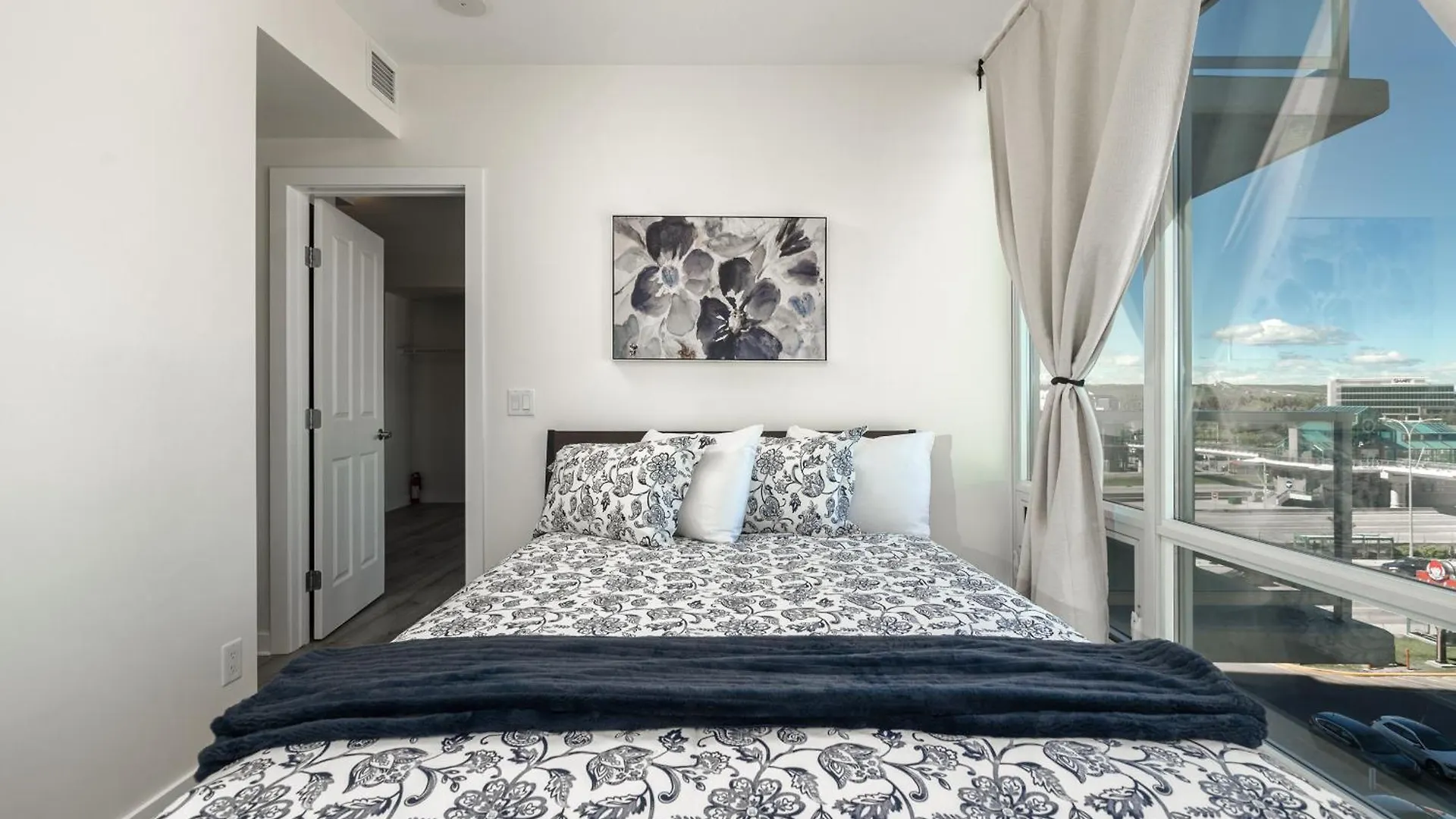 Mountain View-2Br Condo Near U Of C/Ctrain/Mall Calgary 0*,  Canada