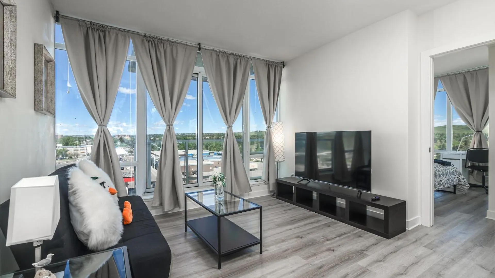 Mountain View-2Br Condo Near U Of C/Ctrain/Mall Calgary Canada